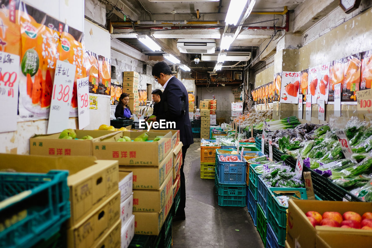 HIGH ANGLE VIEW OF MARKET FOR SALE IN STREET AT STORE