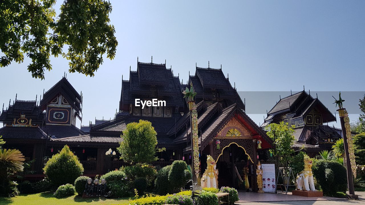 LOW ANGLE VIEW OF HISTORIC BUILDING AGAINST SKY