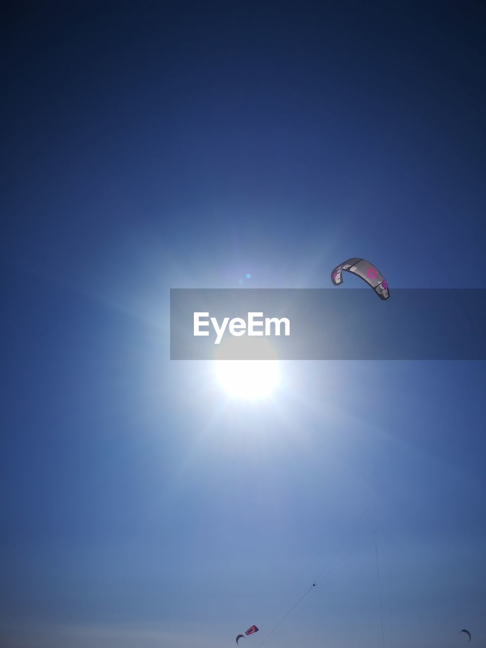 LOW ANGLE VIEW OF KITE FLYING AGAINST SKY