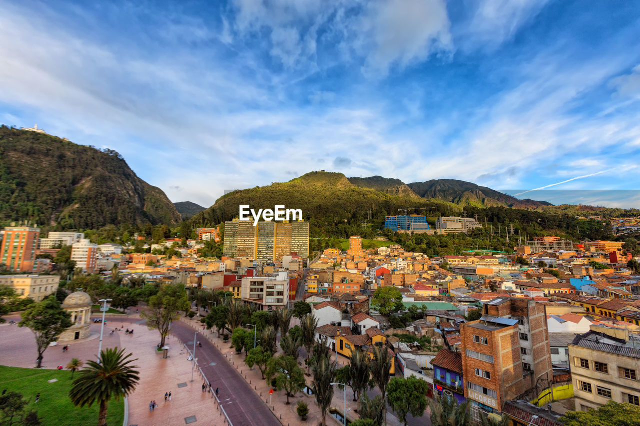 HIGH ANGLE VIEW OF TOWN AGAINST SKY IN CITY