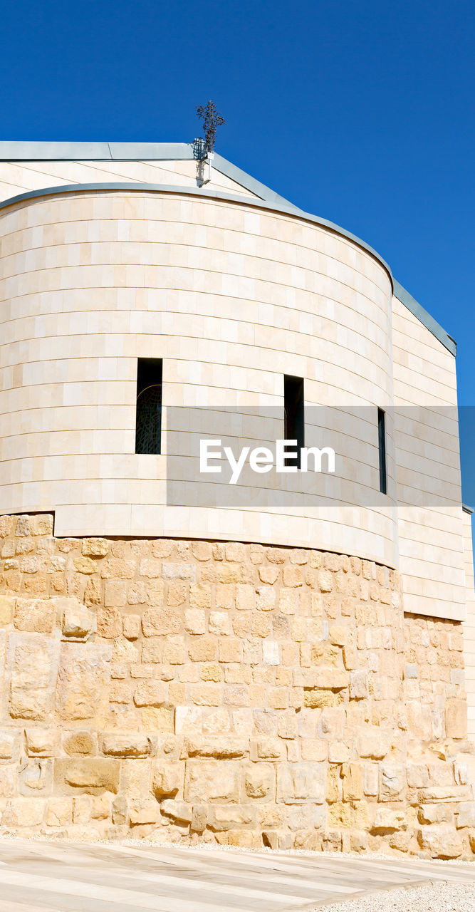 LOW ANGLE VIEW OF BUILDING AGAINST BLUE SKY