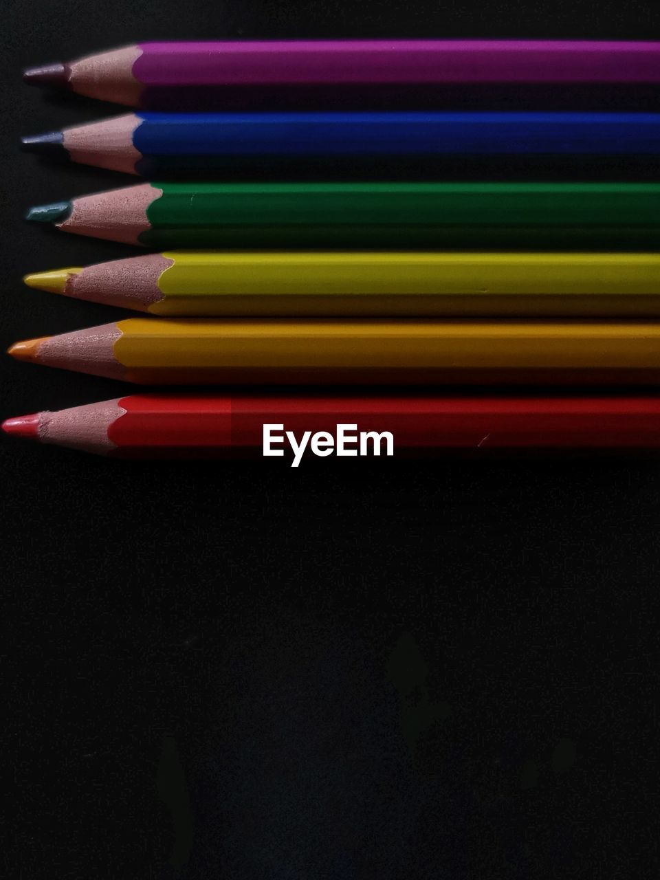 CLOSE-UP OF MULTI COLORED PENCILS