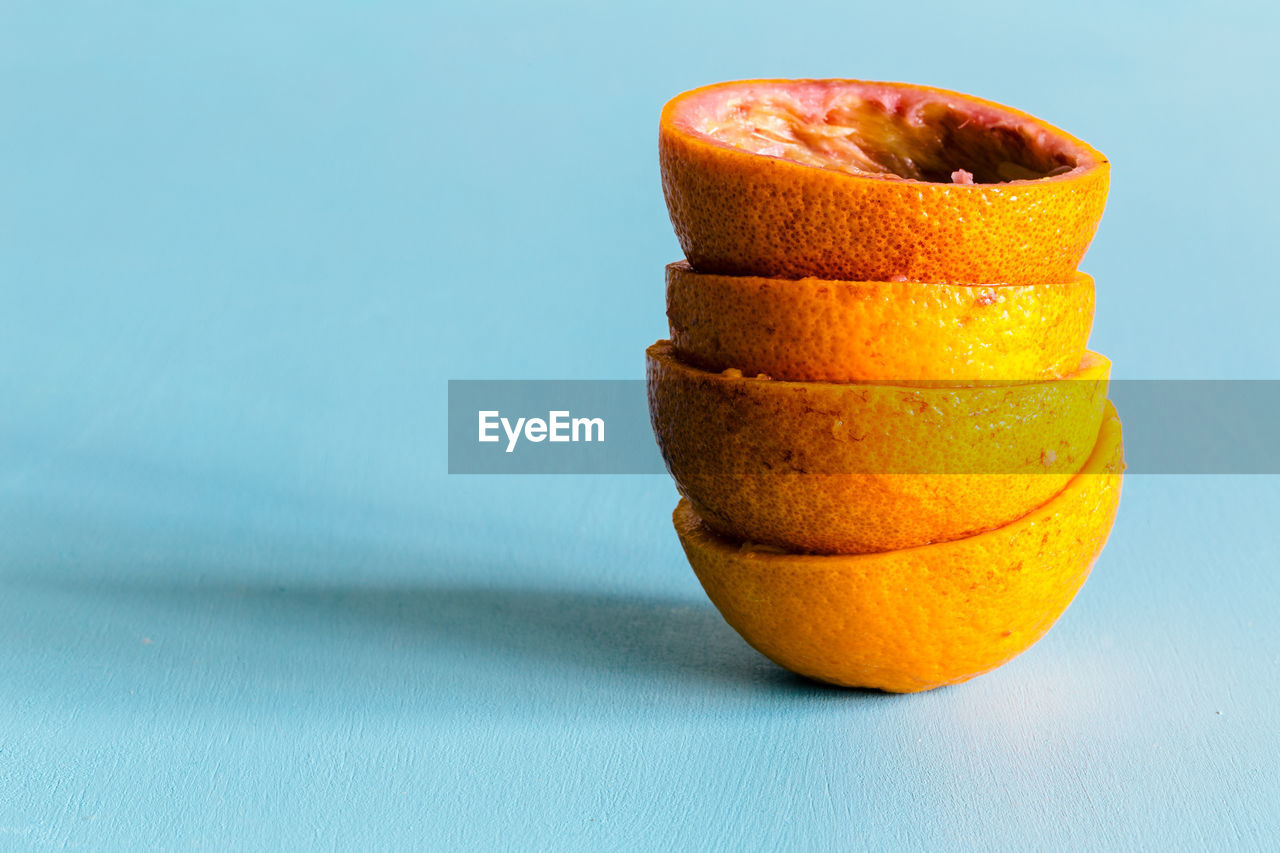 CLOSE-UP OF ORANGE SLICES ON TABLE