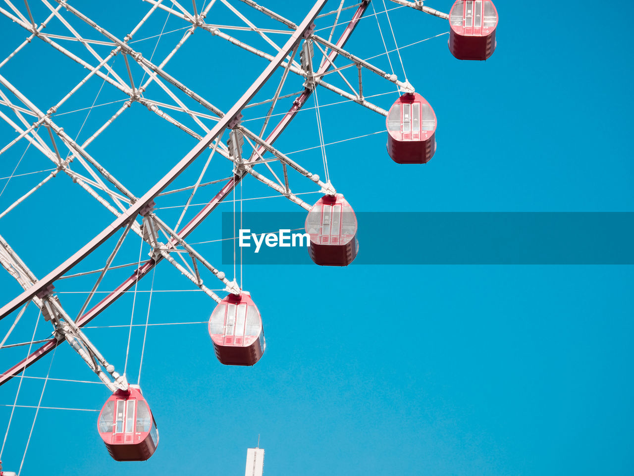 LOW ANGLE VIEW OF FERRIS WHEEL AGAINST CLEAR SKY