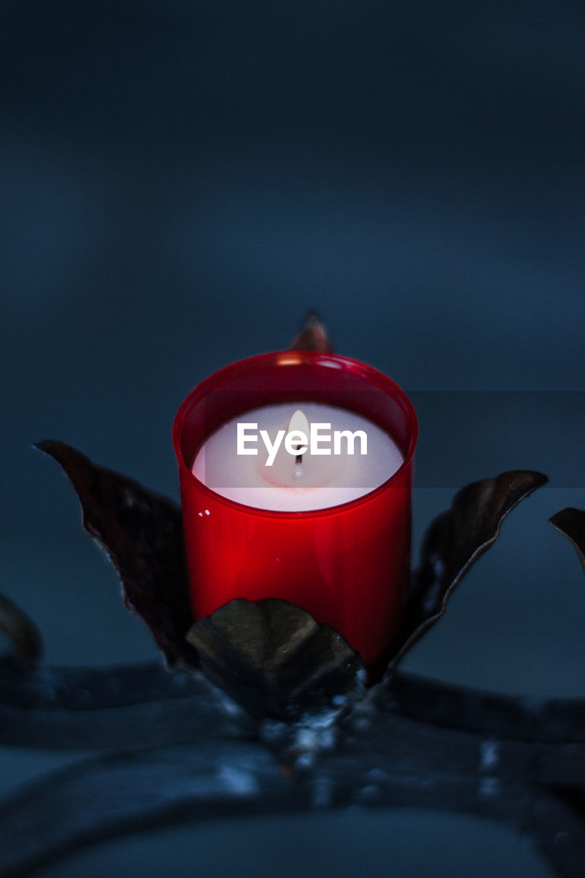 CLOSE-UP OF ILLUMINATED RED LIGHT