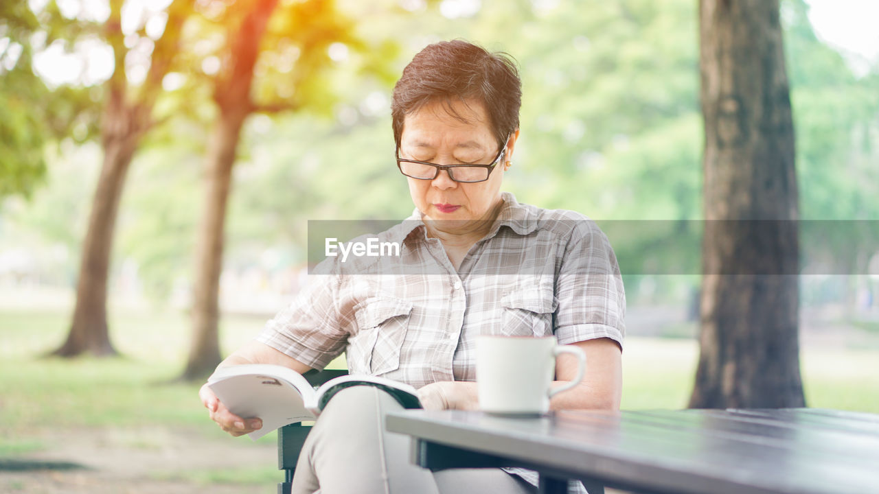 MID ADULT MAN SITTING WITH COFFEE AND WOMAN