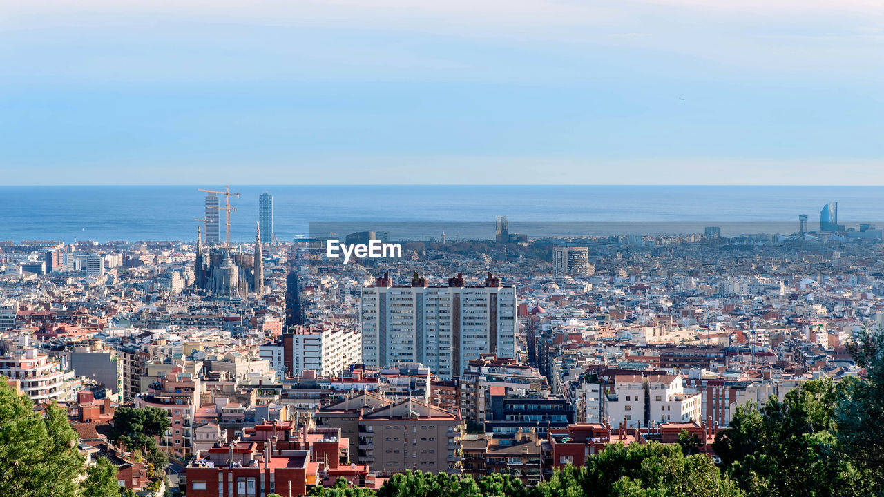 HIGH ANGLE VIEW OF BUILDINGS IN CITY AGAINST SKY