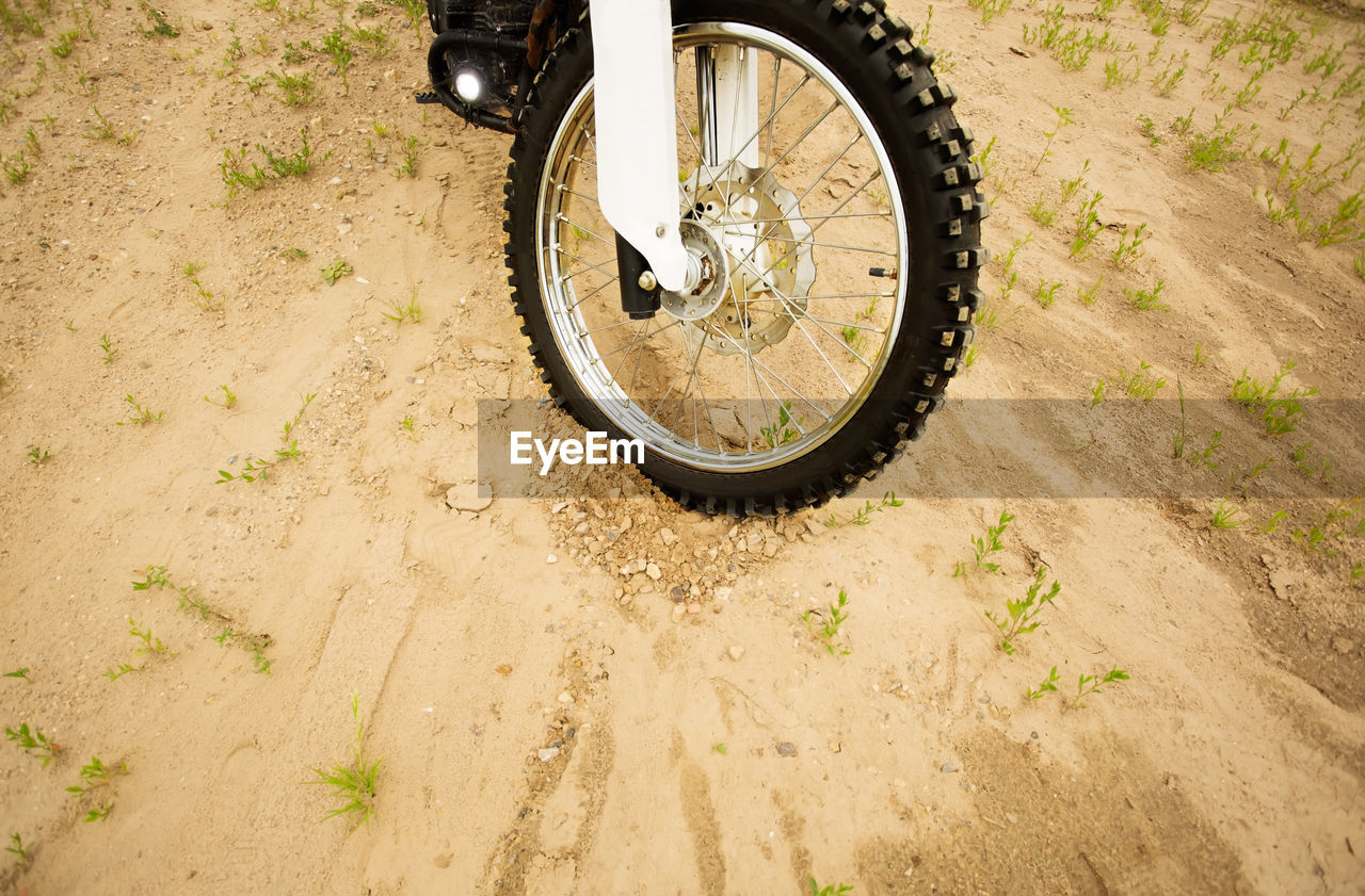 HIGH ANGLE VIEW OF BICYCLE ON ROAD