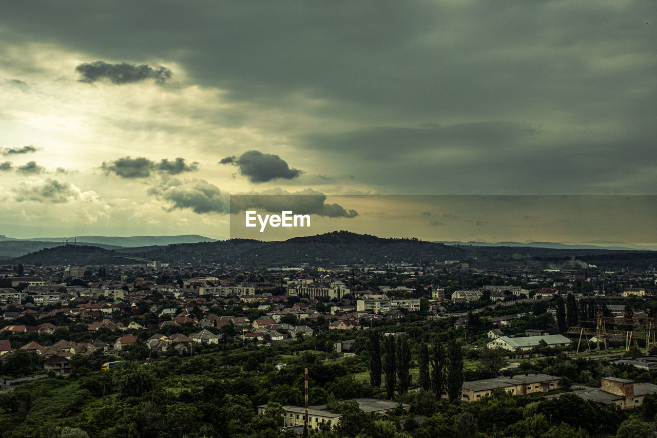 HIGH ANGLE SHOT OF TOWNSCAPE AGAINST SKY