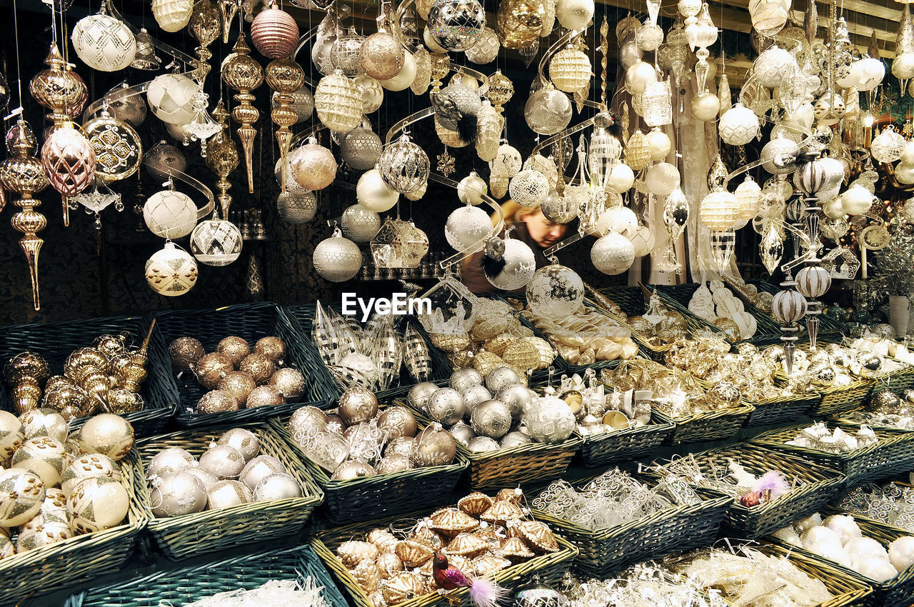 CLOSE-UP OF MUSHROOMS AT MARKET STALL