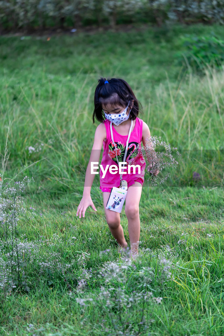 FULL LENGTH OF GIRL ON GRASS FIELD