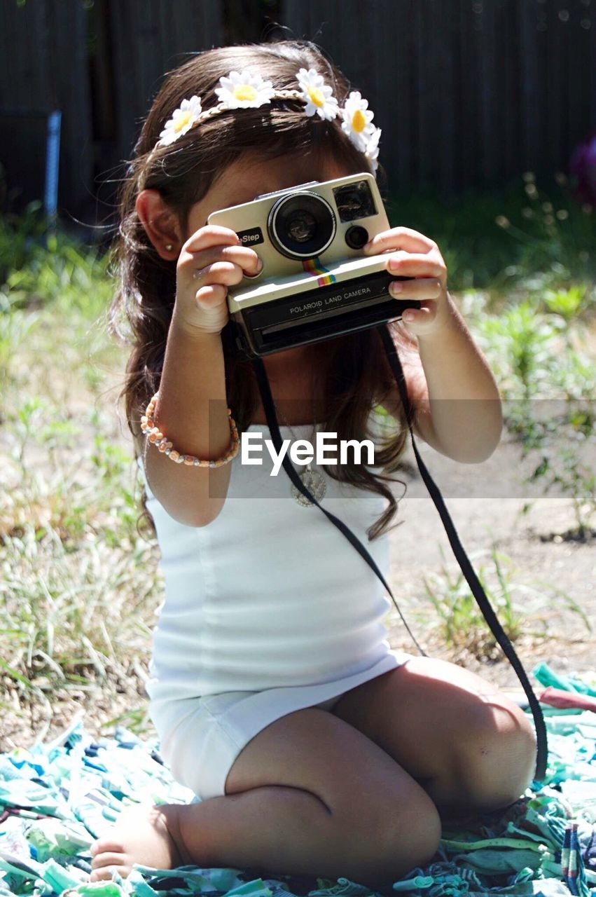 YOUNG WOMAN WEARING SUNGLASSES