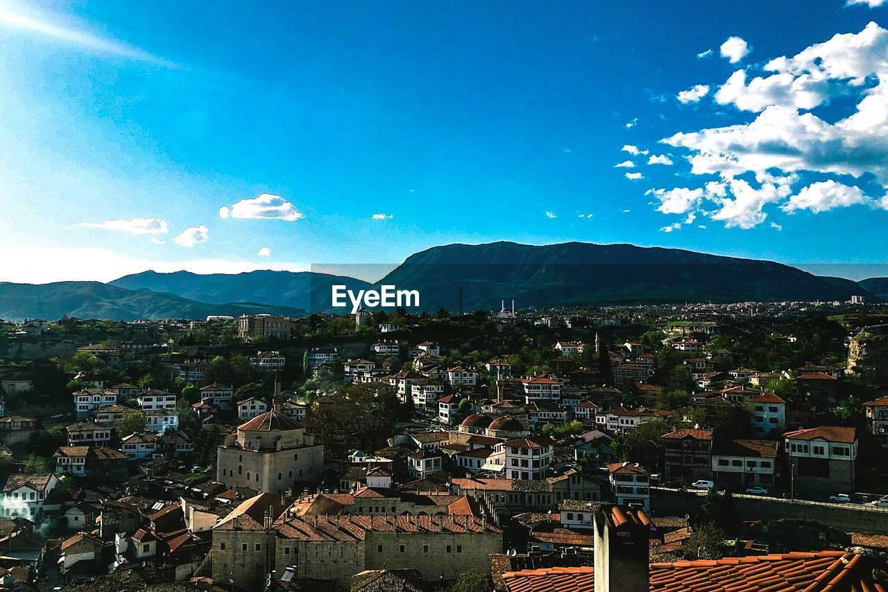 HIGH ANGLE VIEW OF TOWNSCAPE AGAINST SKY