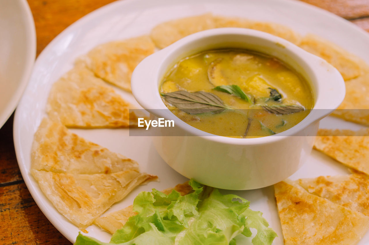 HIGH ANGLE VIEW OF SOUP SERVED IN BOWL