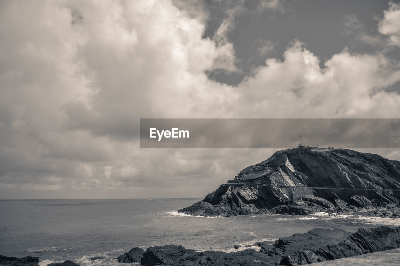 PANORAMIC VIEW OF SEA AGAINST SKY