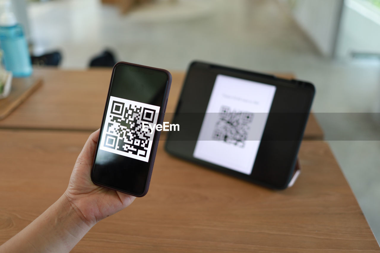 cropped hand of person holding credit card