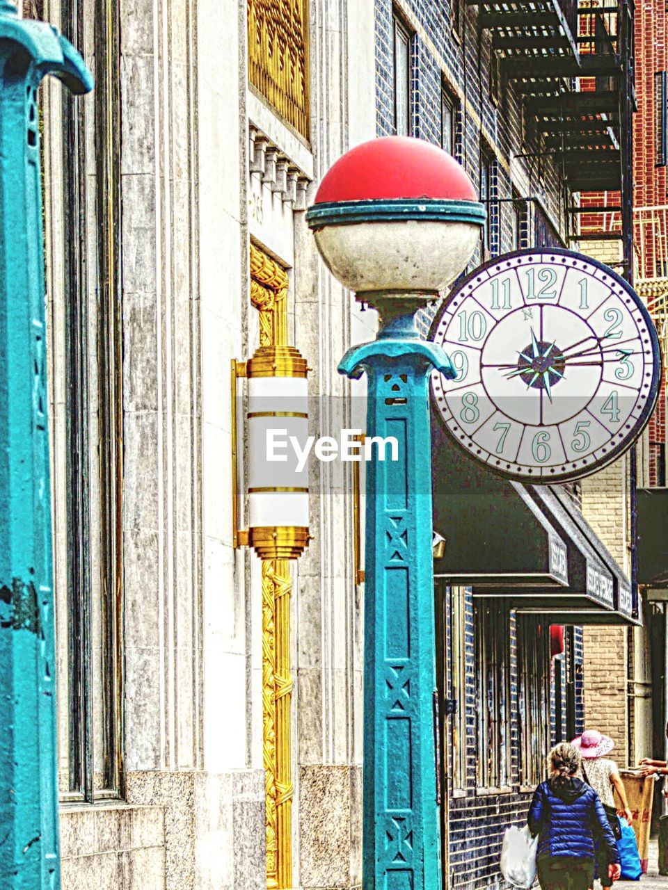 VIEW OF LAMP POST AGAINST BUILDING