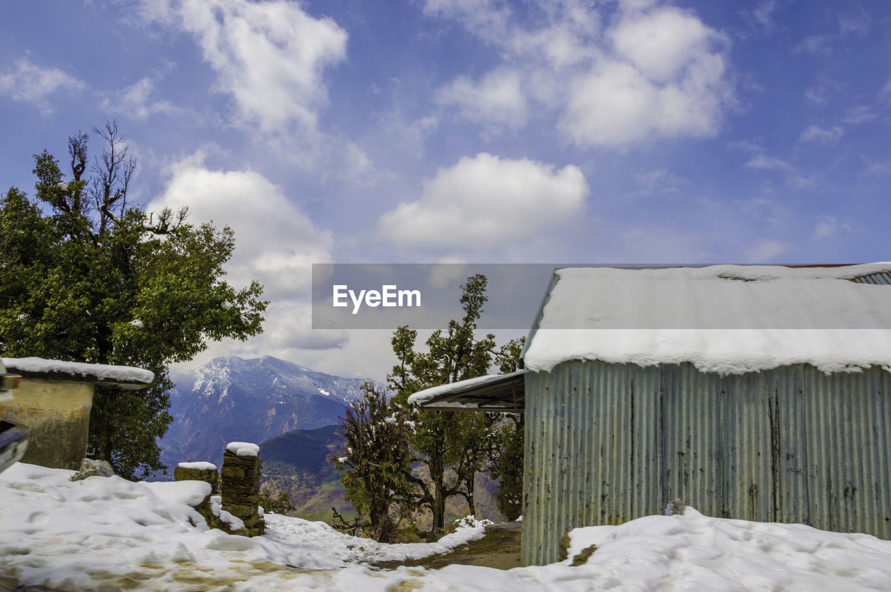 Snow covered stall near makku band, uttrakhand