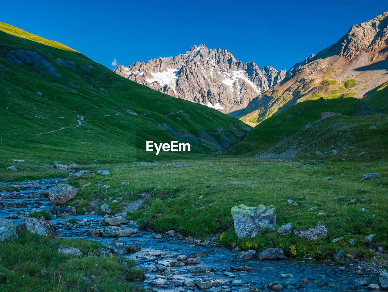 SCENIC VIEW OF SNOWCAPPED MOUNTAINS