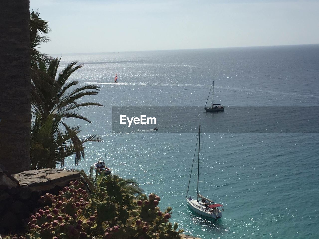 HIGH ANGLE VIEW OF SAILBOAT IN SEA