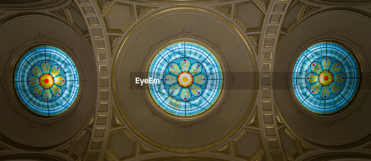 LOW ANGLE VIEW OF ORNATE CEILING IN BUILDING