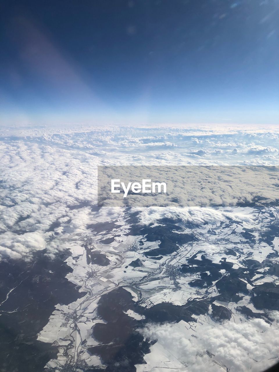 AERIAL VIEW OF SNOWY LANDSCAPE AGAINST SKY