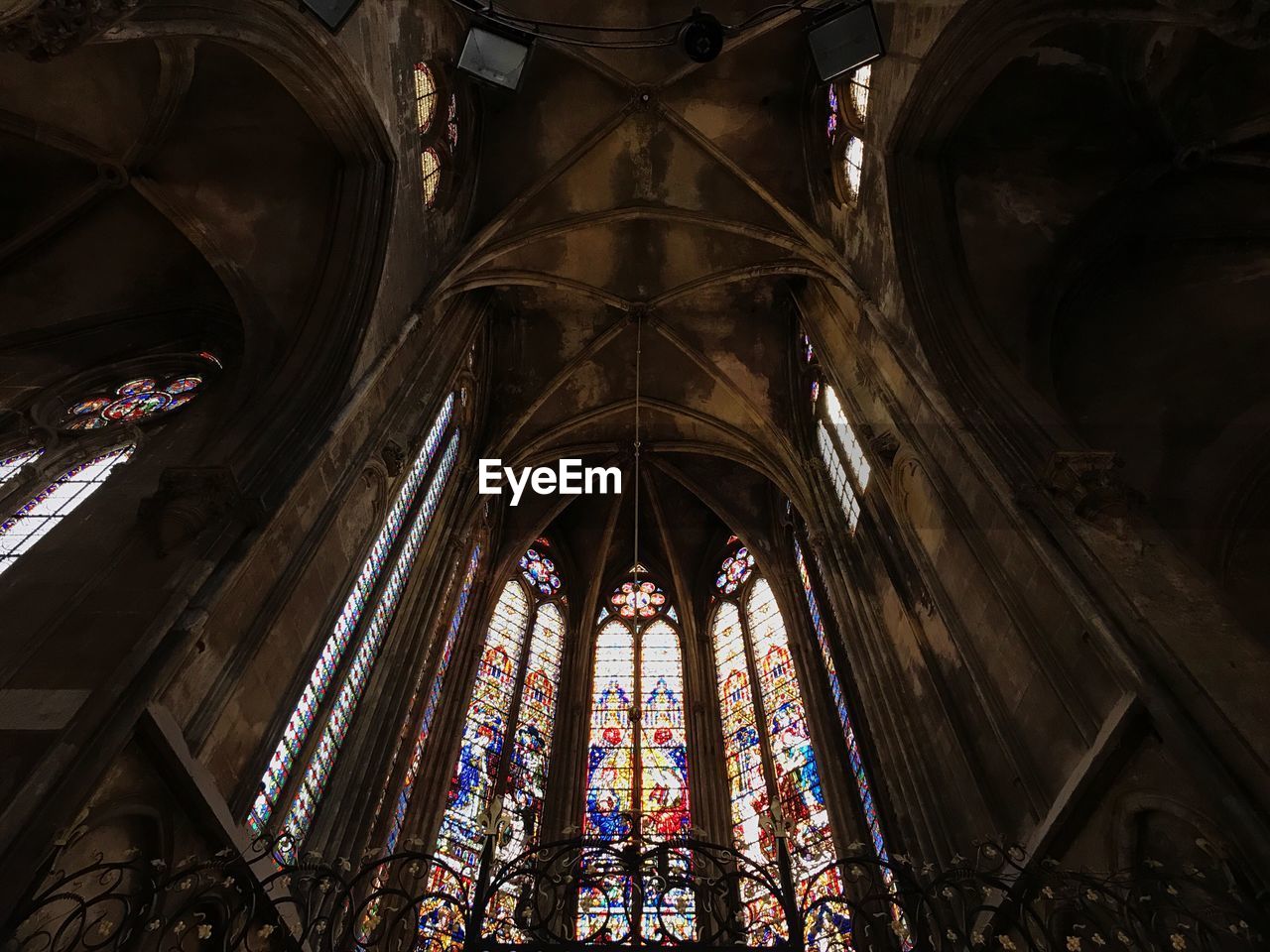 LOW ANGLE VIEW OF CEILING OF CATHEDRAL