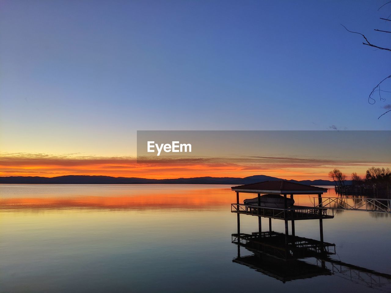 VIEW OF LAKE AGAINST SKY DURING SUNSET