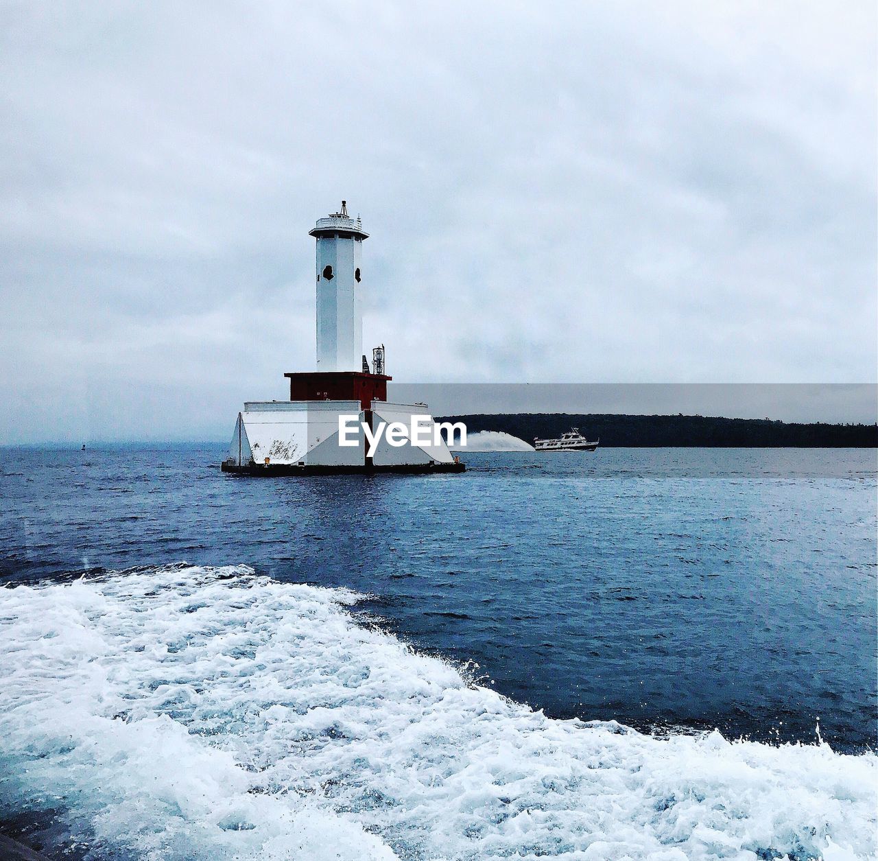 SHIP IN SEA AGAINST SKY