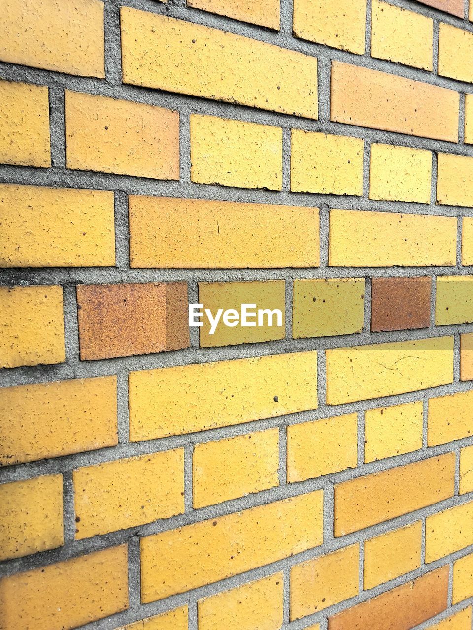 CLOSE-UP OF BRICK WALL