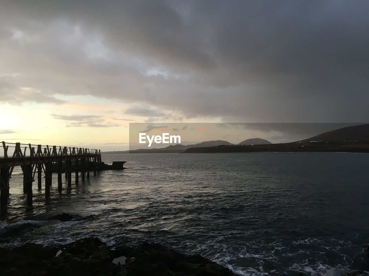 SCENIC VIEW OF SEA AGAINST SKY AT SUNSET