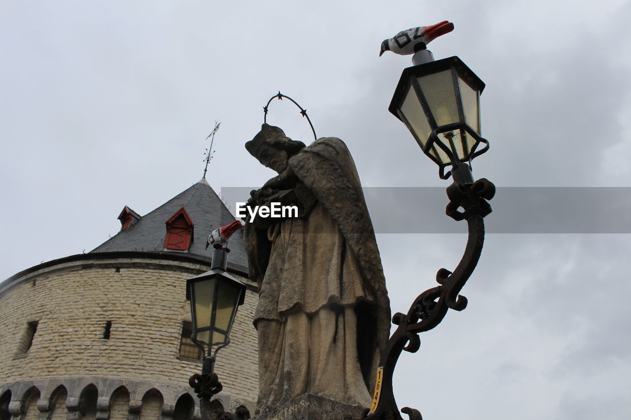 LOW ANGLE VIEW OF STREET LIGHT AGAINST BUILDING