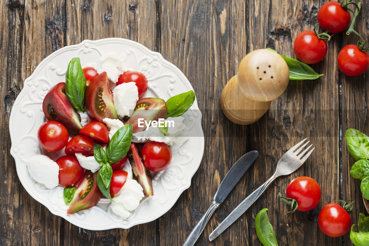 DIRECTLY ABOVE SHOT OF FRUITS ON PLATE