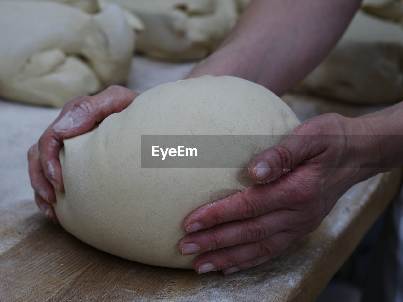 CLOSE-UP OF PERSON HAND HOLDING BREAD