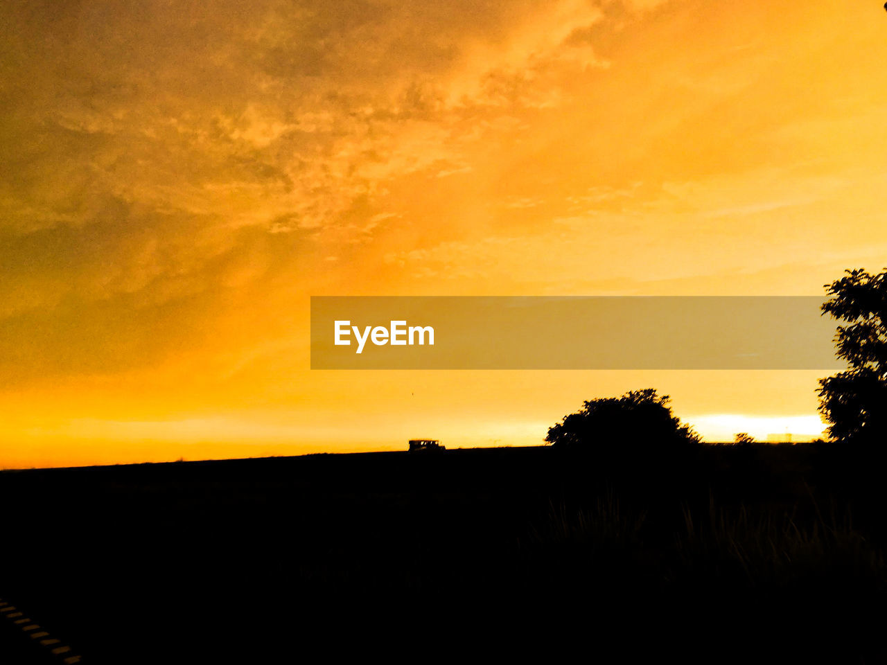 SILHOUETTE FIELD AGAINST SKY DURING SUNSET