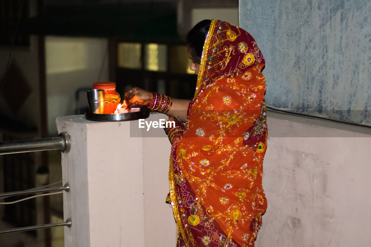 WOMAN HOLDING ICE CREAM