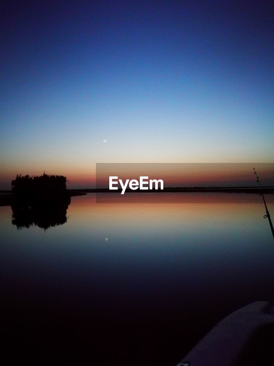 IDYLLIC VIEW OF LAKE AGAINST SKY DURING SUNSET