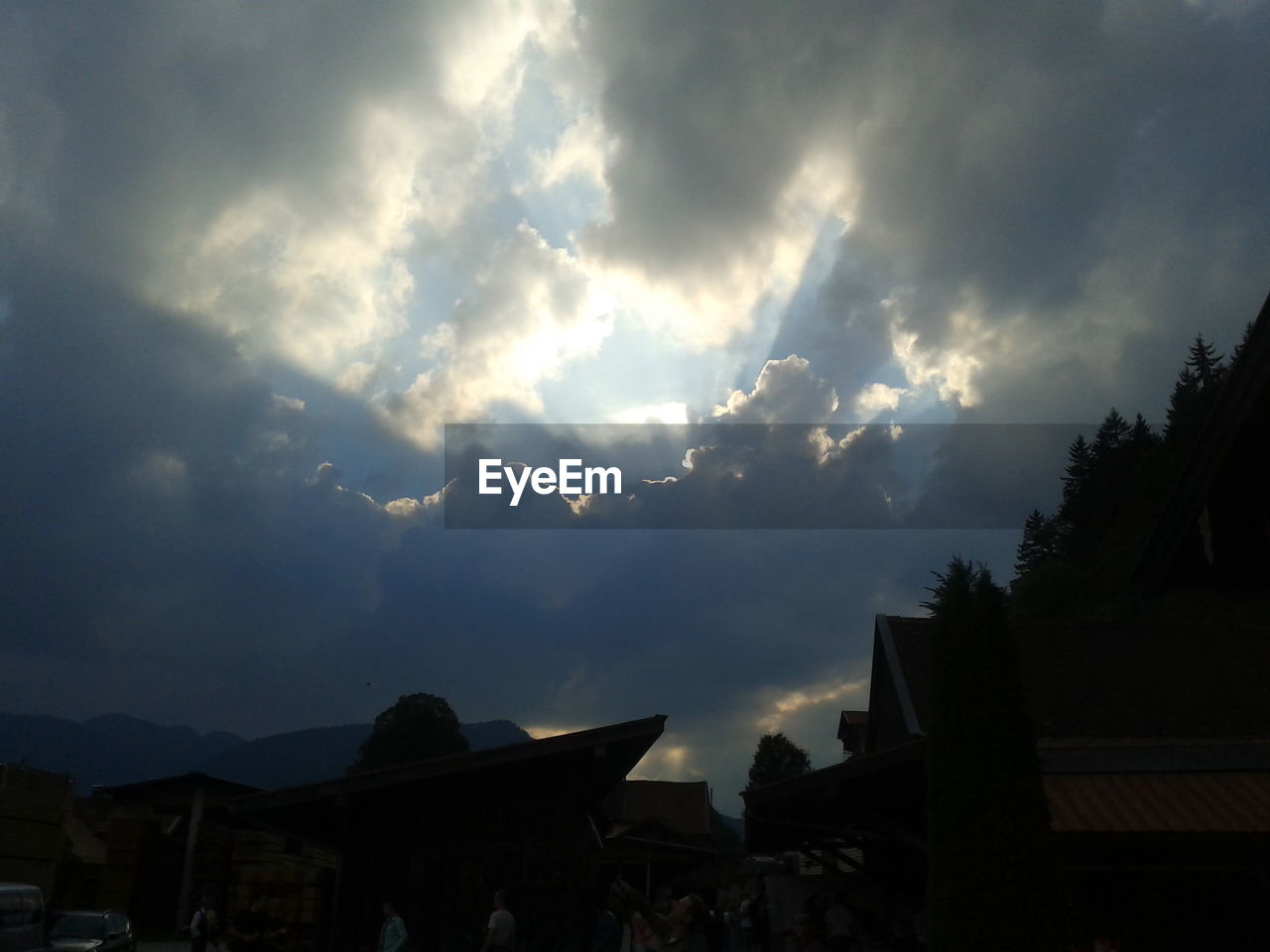 LOW ANGLE VIEW OF HOUSE AGAINST CLOUDY SKY