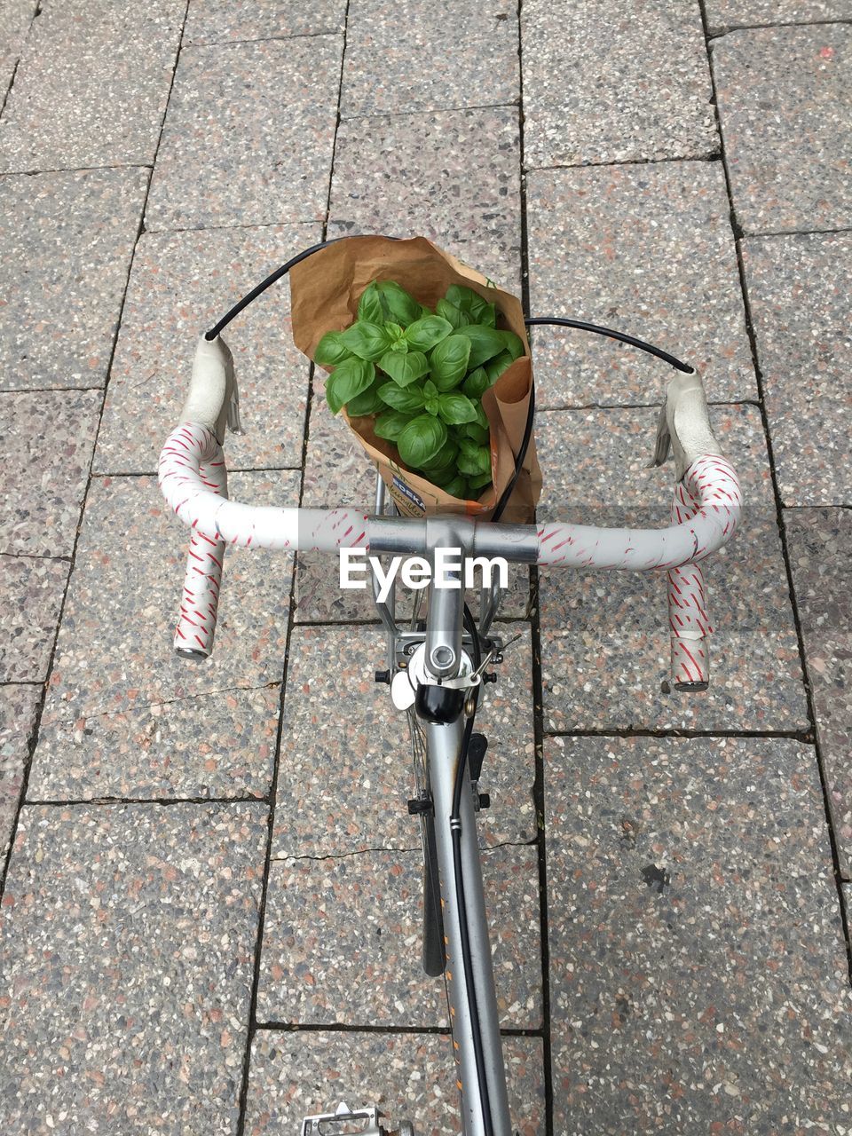 HIGH ANGLE VIEW OF BICYCLE ON FOOTPATH