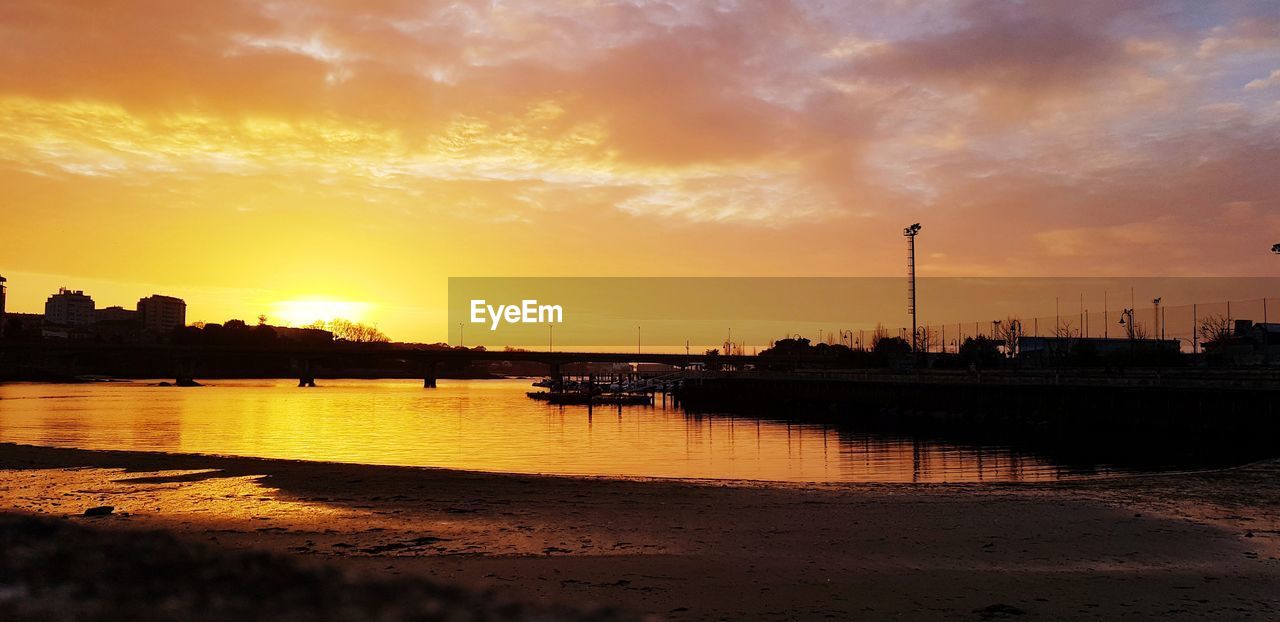 SCENIC VIEW OF SILHOUETTE CITY AT SUNSET
