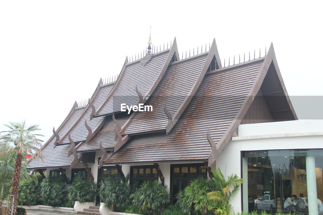 LOW ANGLE VIEW OF MODERN BUILDINGS AGAINST SKY