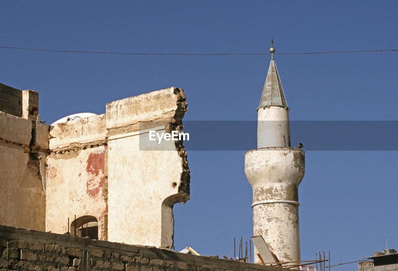 LOW ANGLE VIEW OF OLD BUILDING AGAINST CLEAR SKY