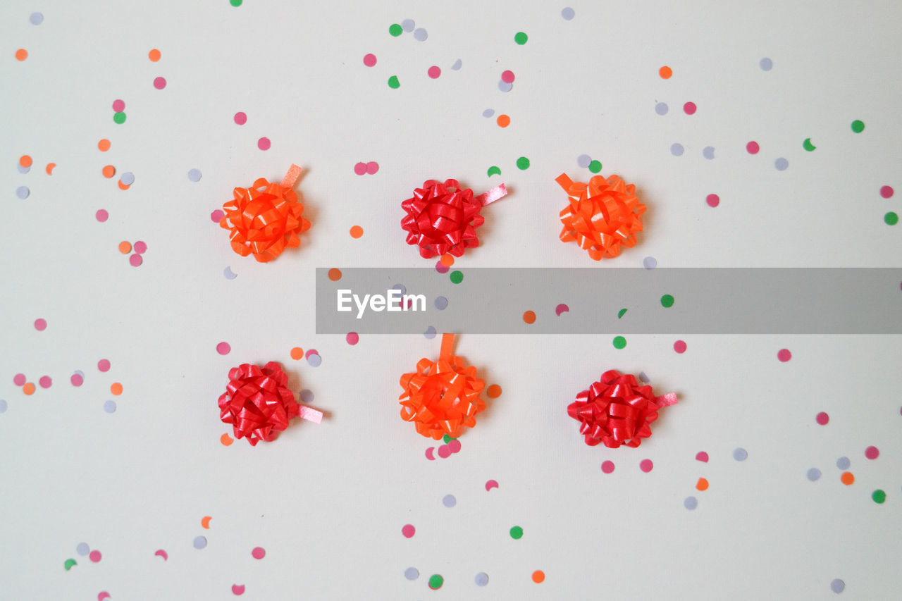 HIGH ANGLE VIEW OF RED CANDIES ON TABLE