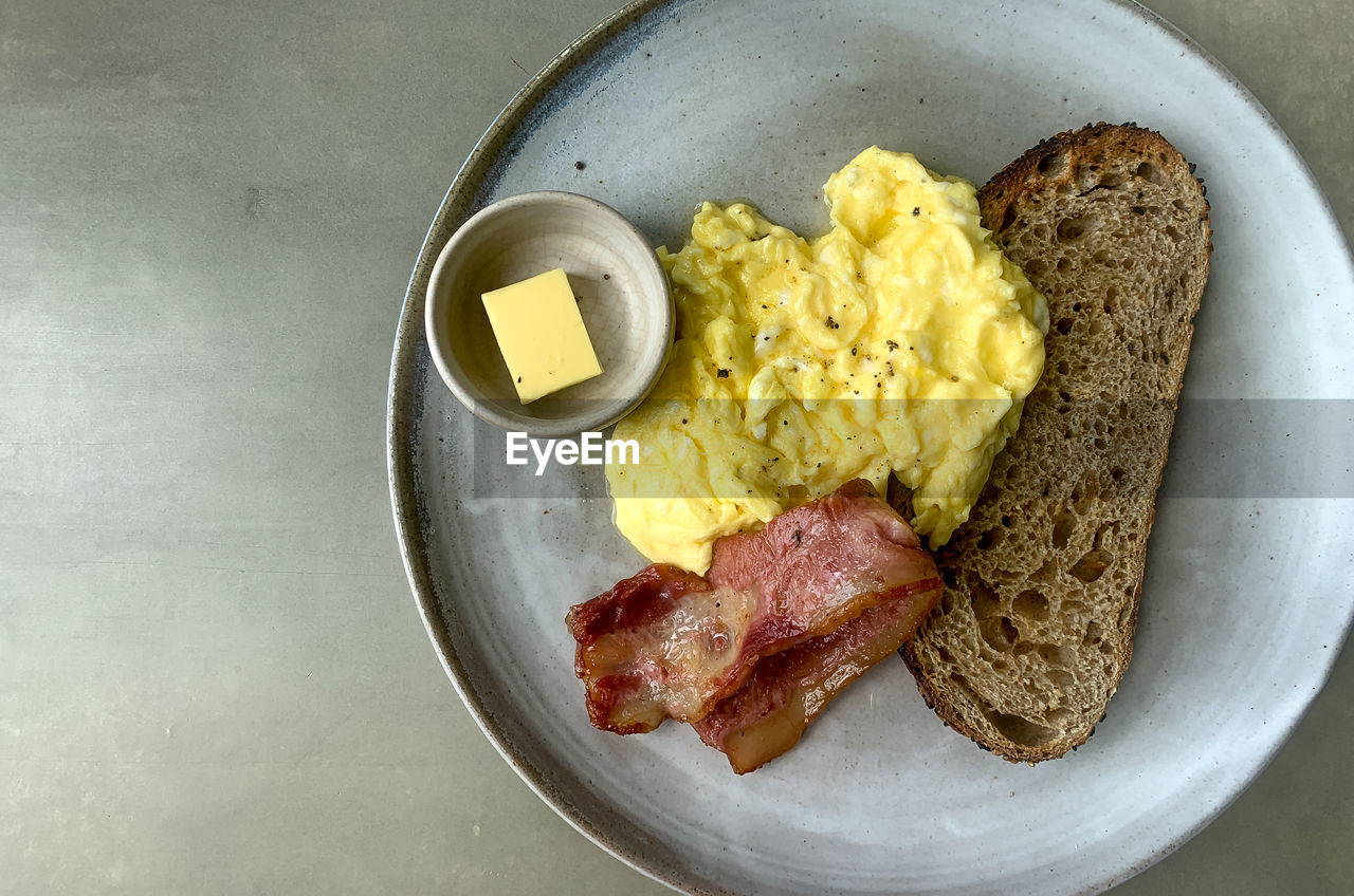 HIGH ANGLE VIEW OF BREAKFAST ON PLATE