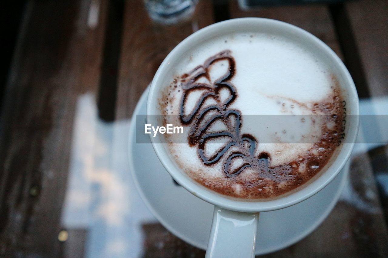 CLOSE-UP OF CAPPUCCINO COFFEE CUP