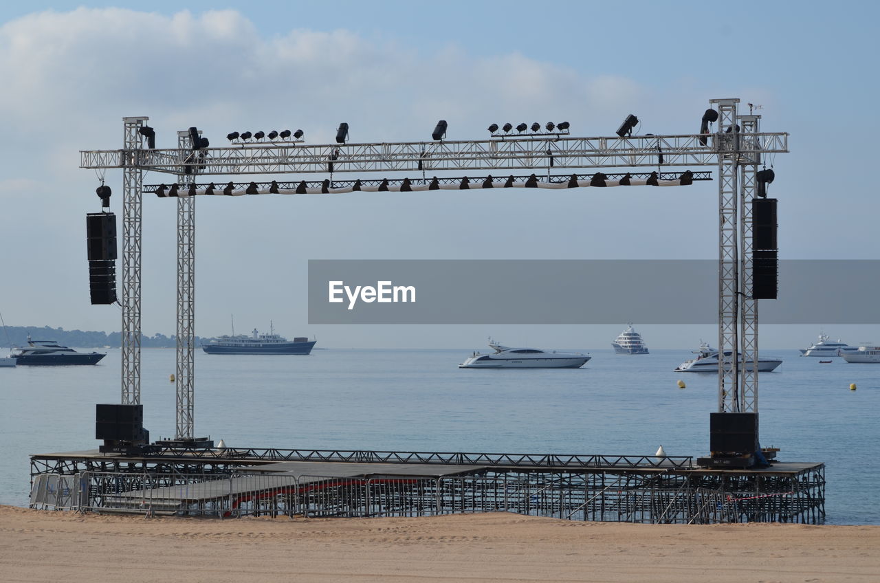 SEAGULLS ON PIER