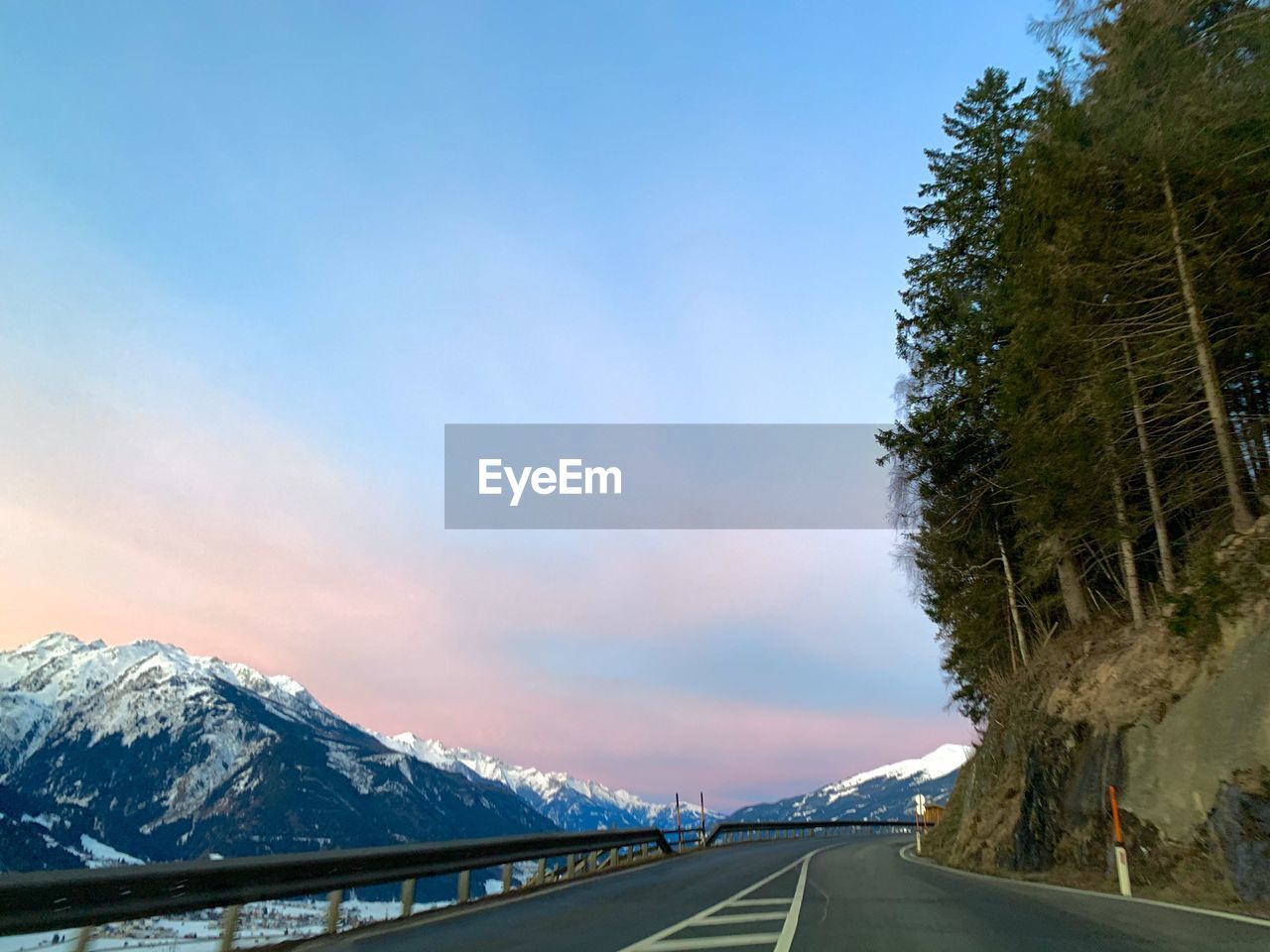 ROAD LEADING TOWARDS SNOWCAPPED MOUNTAINS AGAINST SKY