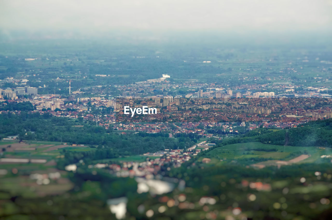 HIGH ANGLE VIEW OF BUILDINGS IN CITY