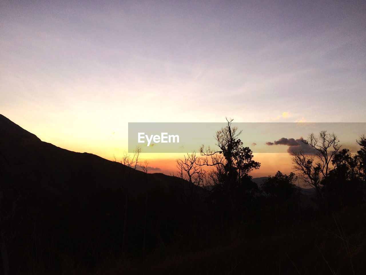 SCENIC VIEW OF SILHOUETTE MOUNTAINS AGAINST SKY