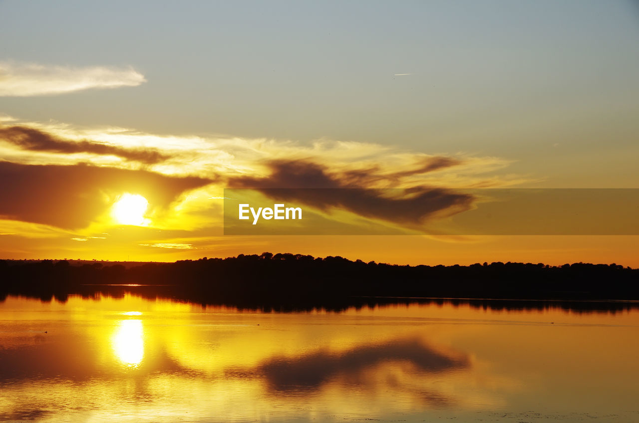 SCENIC VIEW OF LAKE AGAINST SKY DURING SUNSET